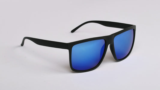 crne sunčane naočale s plavim staklom