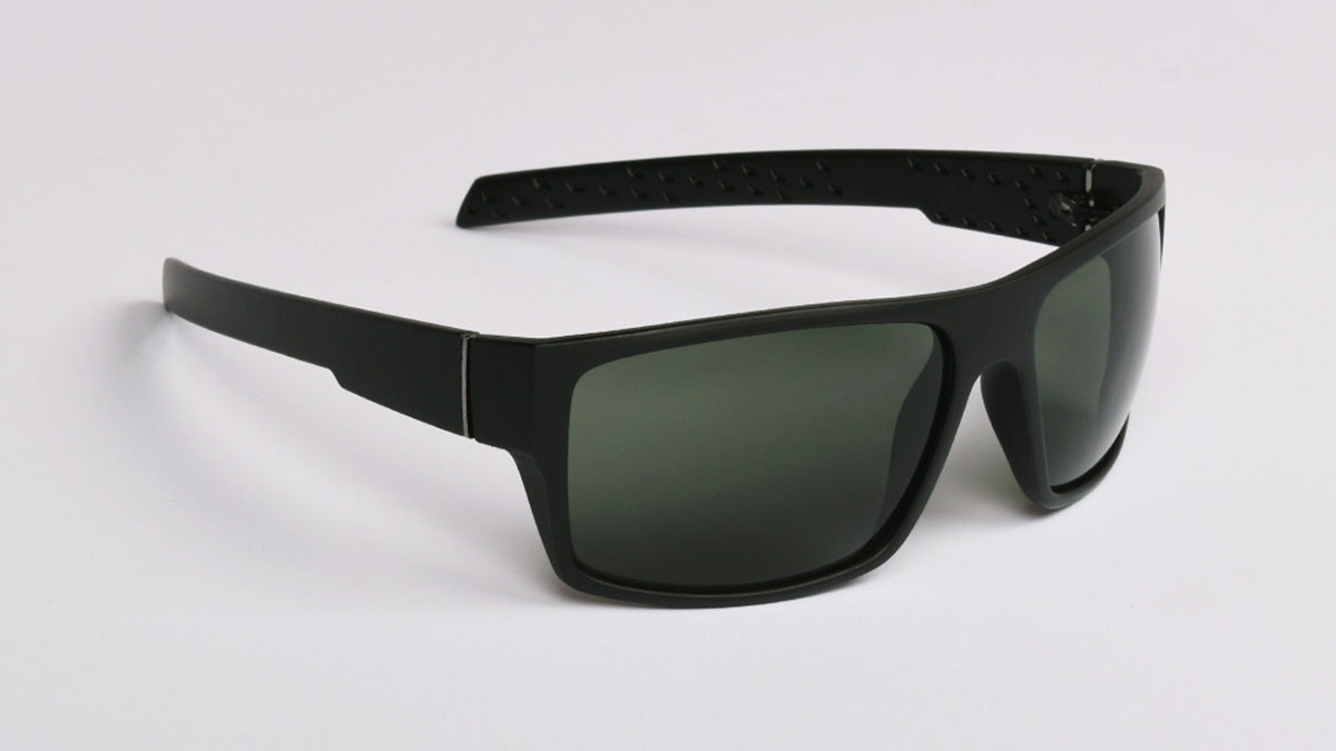 crne muške sportske sunčane naočale pravokutnog oblika sa zelenom lećom