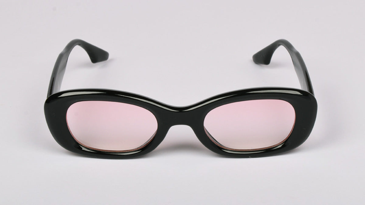 crne ženske sunčane naočale ovalnog oblika za ovalno lice s prozirno rozom lećom