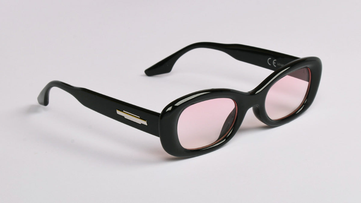 crne ženske sunčane naočale ovalnog oblika s prozirno rozom lećom