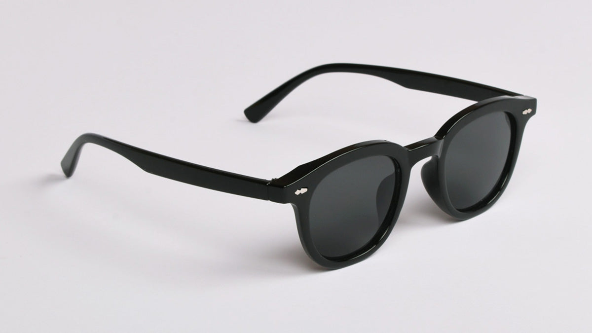 crne plastične sunčane naočale okruglog okvira za ovalno lice
