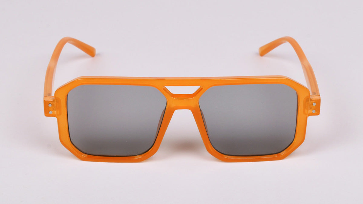 narančaste sunčane naočale kvadratnog okvira