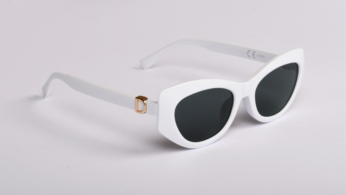 bijele sunčane naočale polumačkastog oblika