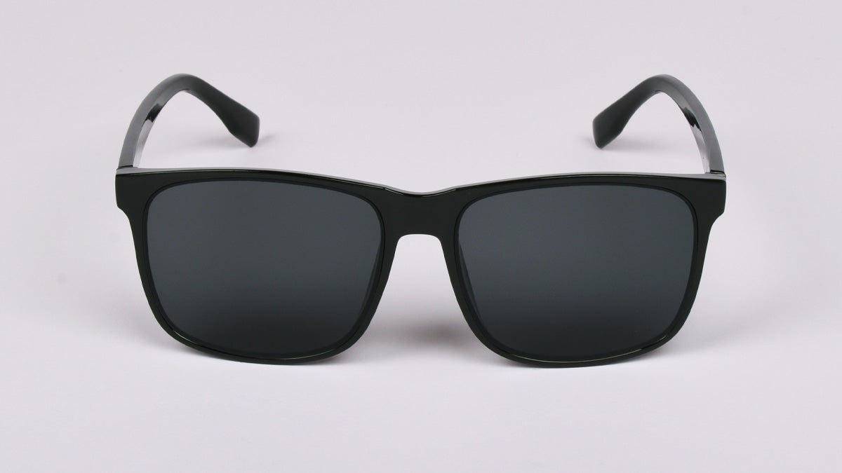 crne muške sunčane naočale kvadratnog oblika