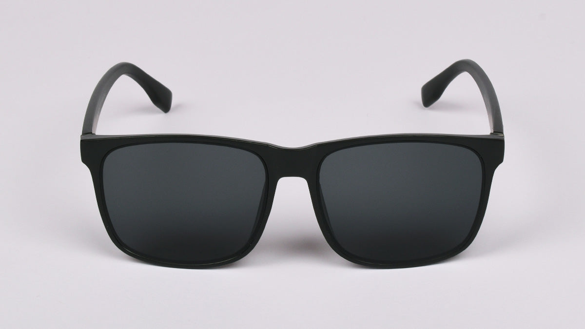 crne muške sunčane naočale kvadratnog oblika