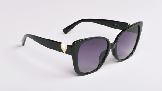 crne ženske polumačkaste sunčane naočale sa zlatnim detaljem na ručkici
