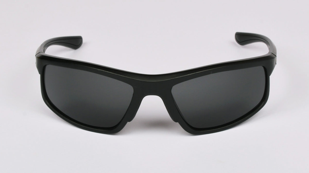 crne, muške sunčane naočale pravokutnog oblika, sportski model