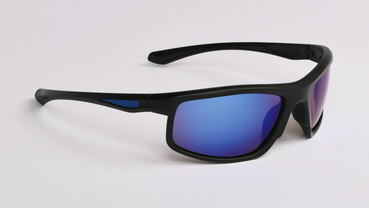 crne sunčane naočale s plavom lećom pravokutnog oblika s plavom crtom na ručkicama