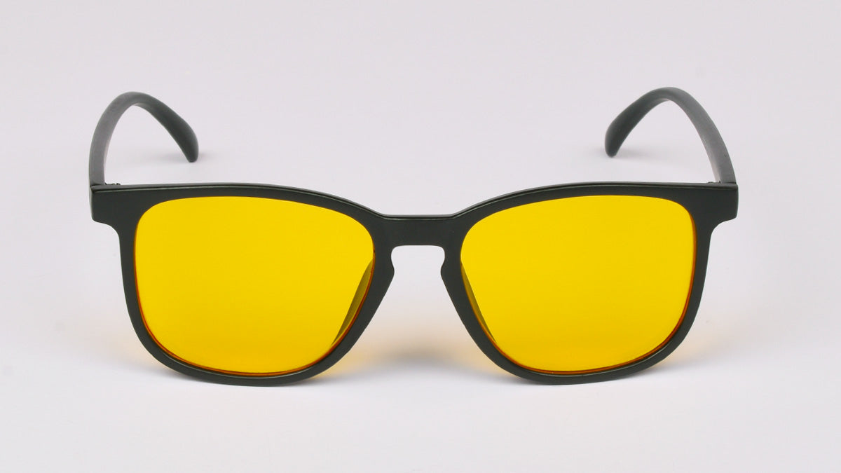 crne muške sunčane naočale kvadratnog oblika sa žutom lećom