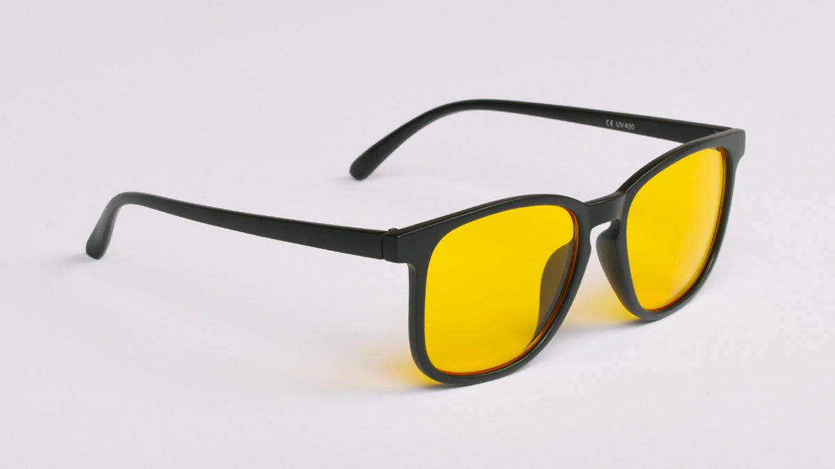 crne muške sunčane naočale kvadratnog oblika sa žutom lećom