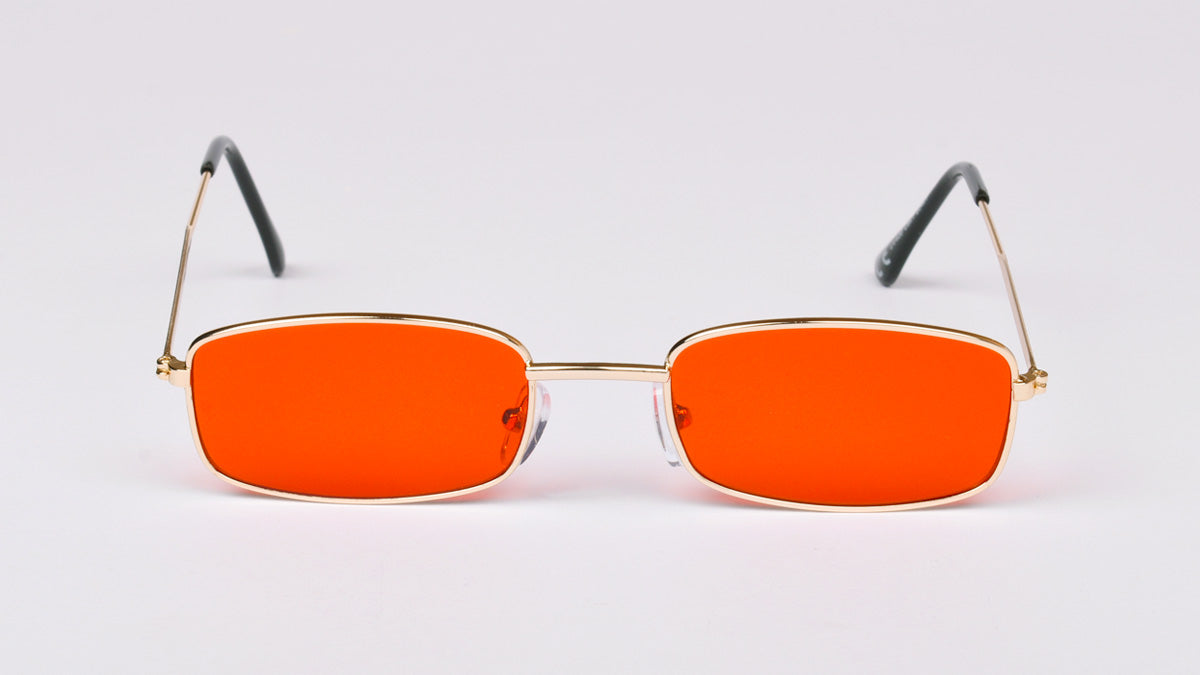 metalne sunčane naočale pravokutnog okvira s crvenom lećom