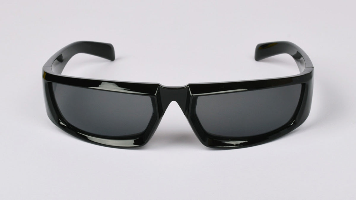crne sportske sunčane naočale za muskarce  s crnom lećom
