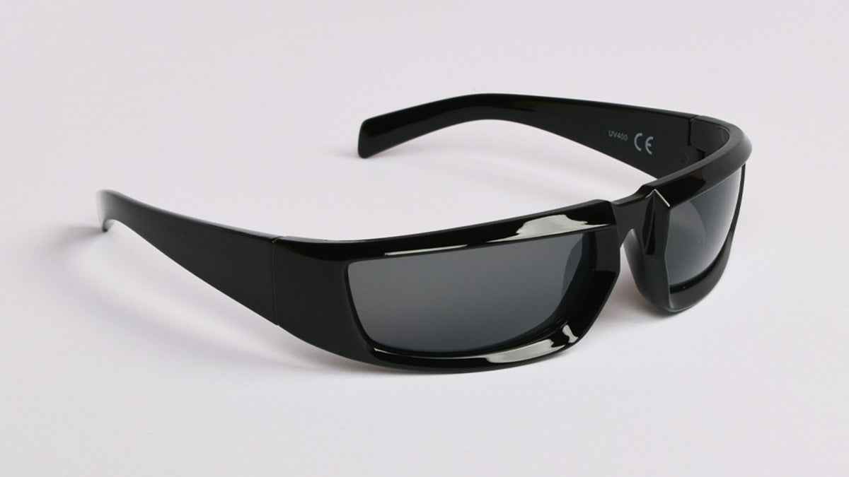 crne sportske sunčane naočale za muške s crnom lećom