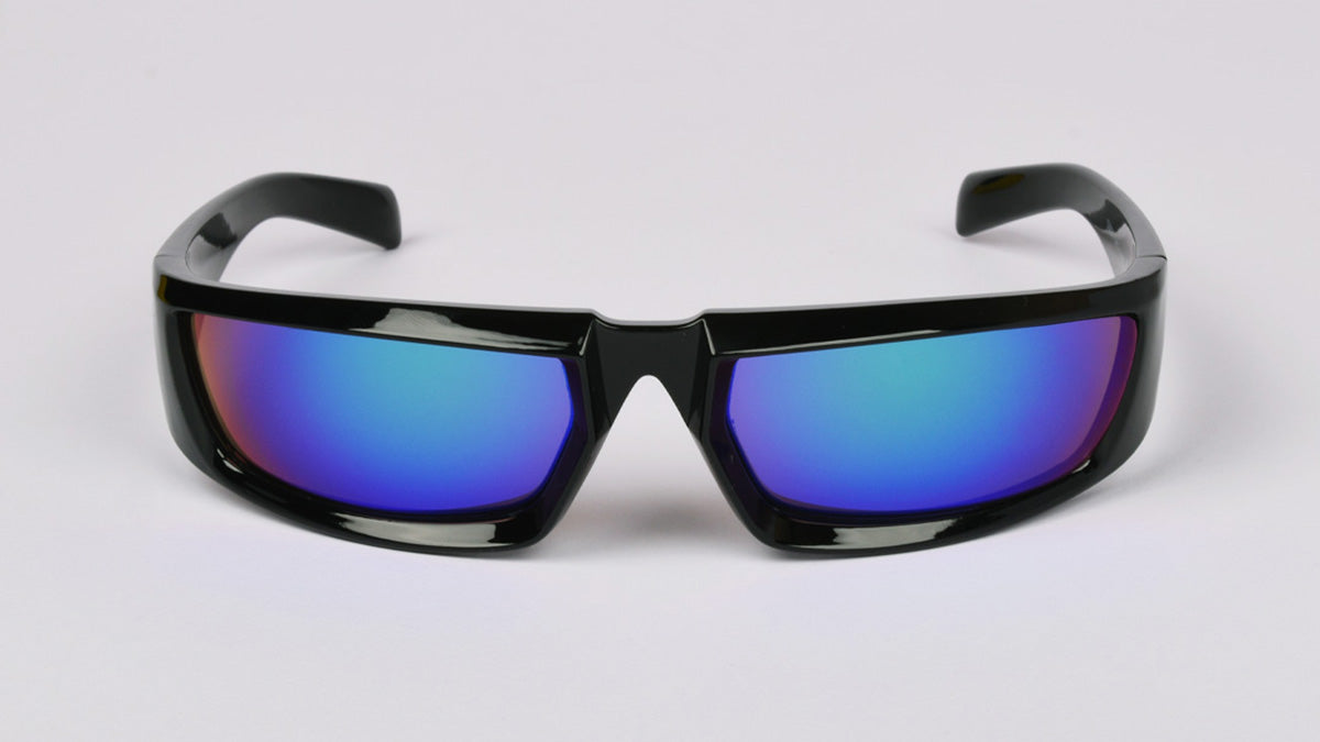 crne sportske sunčane naočale s plavom lećom za muškarce