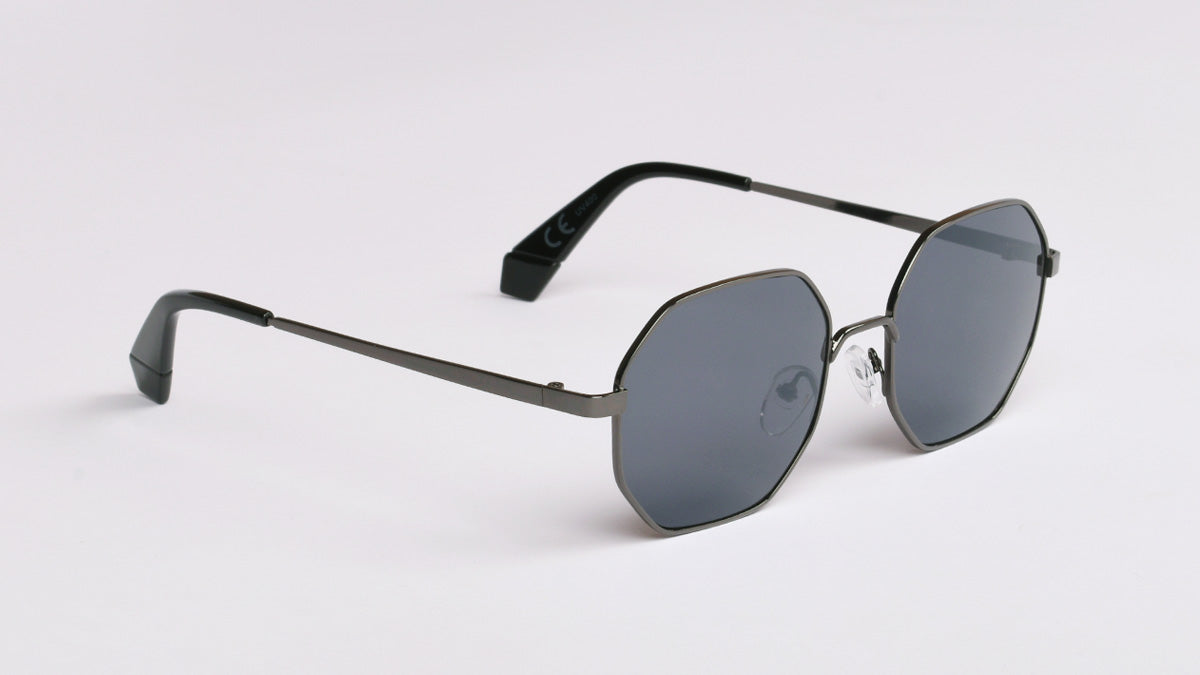 metalne okrugle višekutne sunčane naočale s crnom lećom